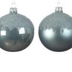 كرة زجاجية زرقاء لعيد الميلاد