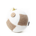 كره بيضاء مع خيش وأزرار