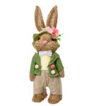 ארנב לבוש כובע עם פרח