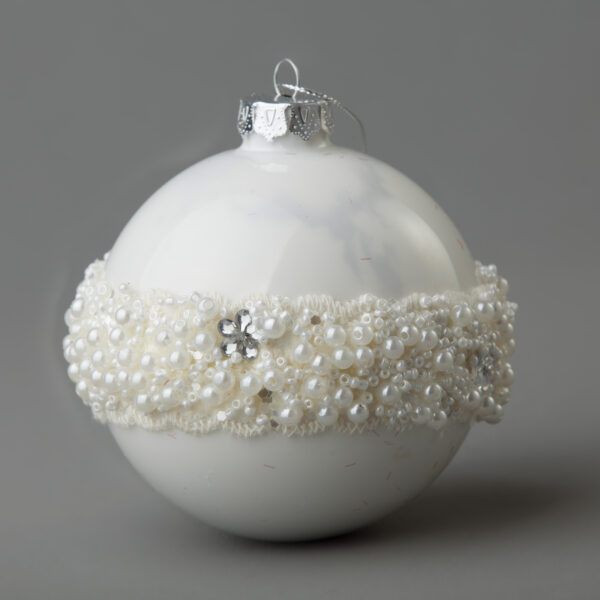 כדור זכוכית לבן עם חרוזים