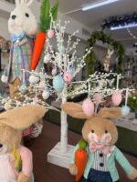 ⁦شجرة عيد الفصح البيضاء المزخرفة مع 60 كرة مضيئة بتقنية LED - 60 سم⁩ - الصورة ⁦2⁩